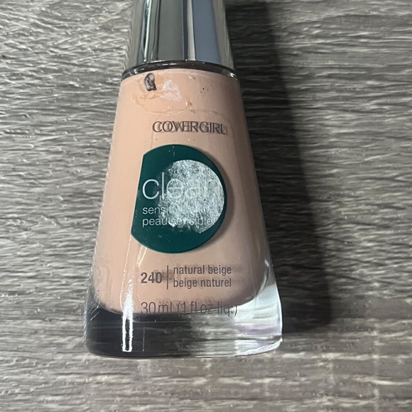 Covergirl Clean Sensitive Skin Liquid Foundation #240 Natural Beige Oil Free New - Picture 5 of 6